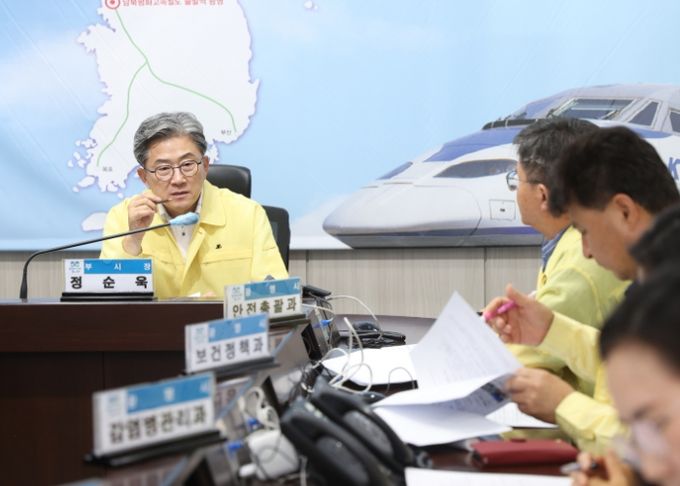 정순욱 광명시 부시장이 10일 오후 시청 재난안전상황실에서 열린 '2025년 폭염 종합대책 회의'를 주재하고 있다.