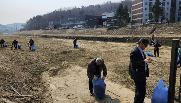 용인특례시가 처인구 원삼면과 백암면의 핵심 수계인 '청미천' 수질개선 종합계획을 수립했다. 사진은 청미천의 환경정화 활동 모습