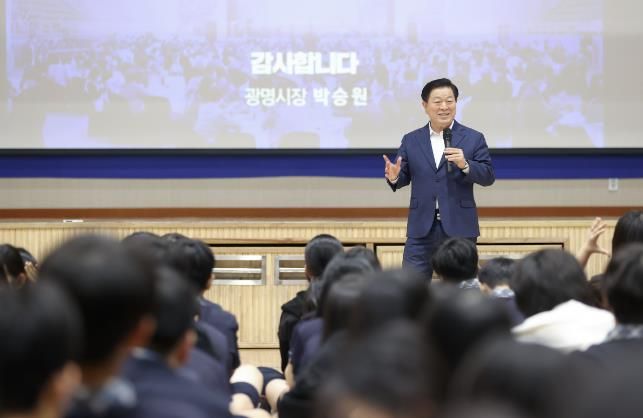박승원 광명시장이 지난 15일 하안북중학교를 방문해 '2025년찾아가는 청소년 자치분권교실' 특별강사로 나서 2학년 학생들에게 자치분권에 대해 알기 쉽게 설명하고 있다.