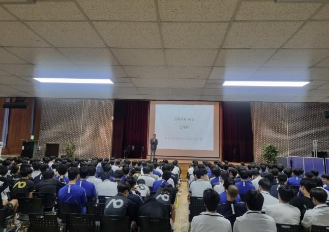 한동민 화성시독립사업소장이 수원고등학교에서 강연하고 있다.