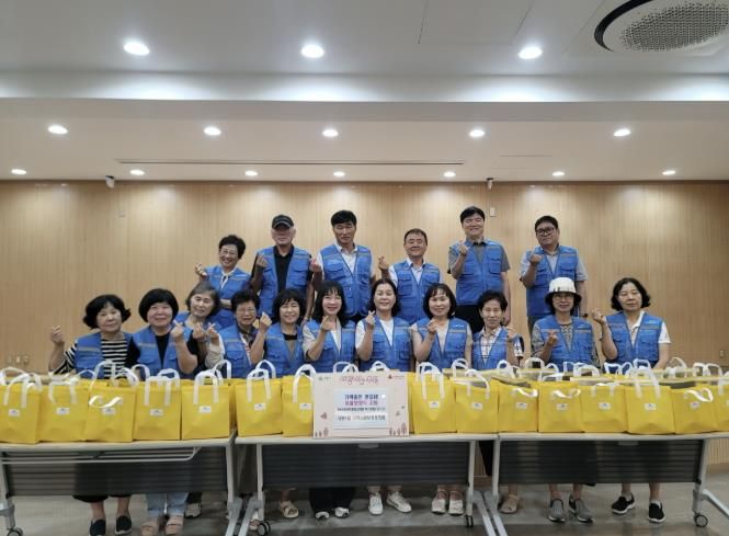 의왕시 내손1동지역사회보장협의체, 취약 어르신 50가구에 여름 보양식 전달