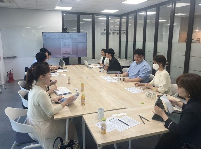 수원의 사회적경제기업들이 회의를 하고 있다.