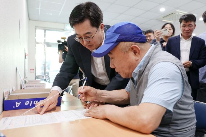 지난 7월 21일 오후 김동연 경기도지사가 원천동 행정복지센터를 방문해 민생회복 소비쿠폰 현장점검 및 건의사항 등을 청취하고 있다.