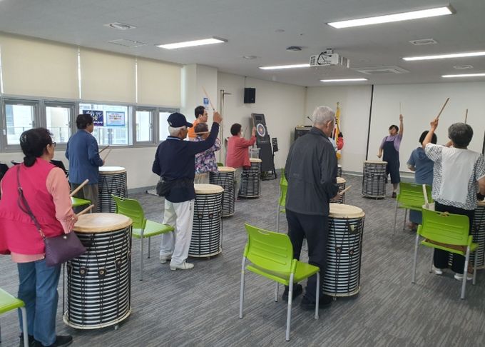 ‘장애어르신 쉼마루’에서 진행되고 있는 난타 프로그램