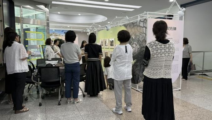 시흥시, 시민 도슨트와 함께하는 기후·환경·생태 그림책 전시 '깃털과 이끼' 8월 6일까지 운영
