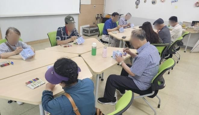 용인특례시 치매안심센터는 치매 환자와 보호자를 위해 다양한 프로그램을 운영하고 있다