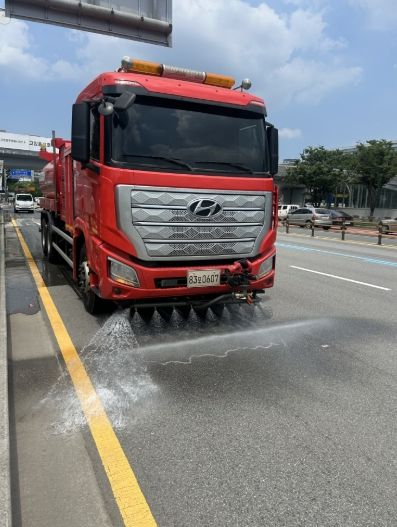 살수 작업 중인 청소용 노면살수차