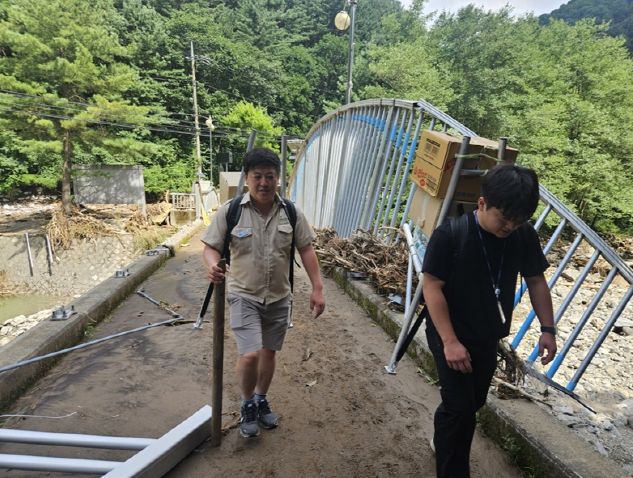수해로 고립된 마을 어르신 위해 나흘 동안 매일 왕복 8km씩 지게로 긴급구호 물품 전달한 연인산도립공원 직원들