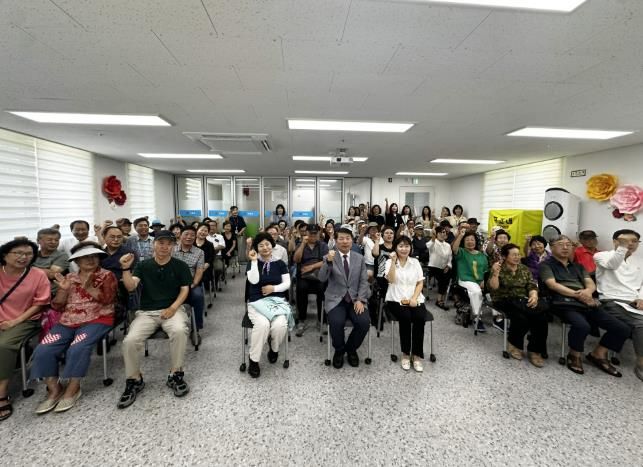 구리시 백경현 시장과 ‘구리시니어클럽’ 노인일자리 참여자들이 간담회 기념사진을 촬영하고 있다.