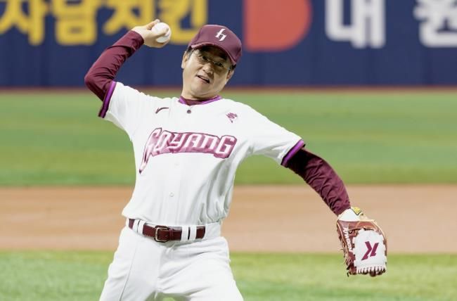 이동환 고양특례시장이 ‘2025 KBO 퓨처스리그’ 고양 히어로즈와 SSG 랜더스 경기에서 시구하고 있다.
