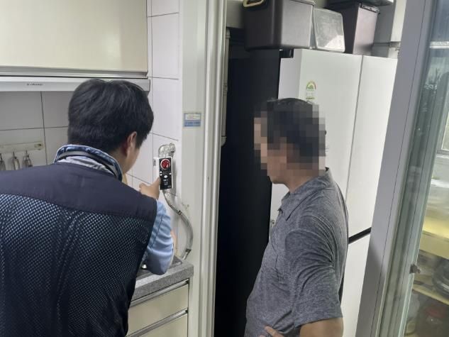 가스안전장치에 대해 설명하는 모습.