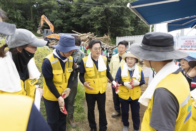 김동연 경기도지사, 가평 수해복구 현장 찾아 자원봉사 동참