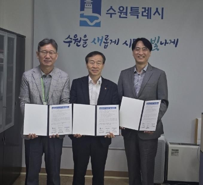 협약 후 기념촬영을 하고 있다