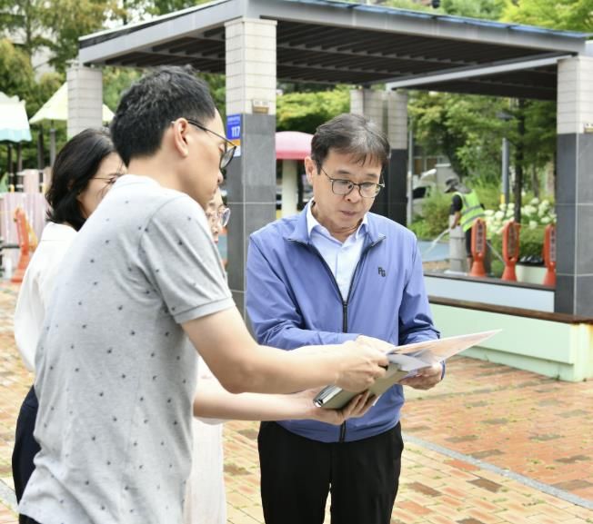 장수석 수원 영통구청장, 물봉선어린이공원 화장실 시설 개선사업 현장 점검