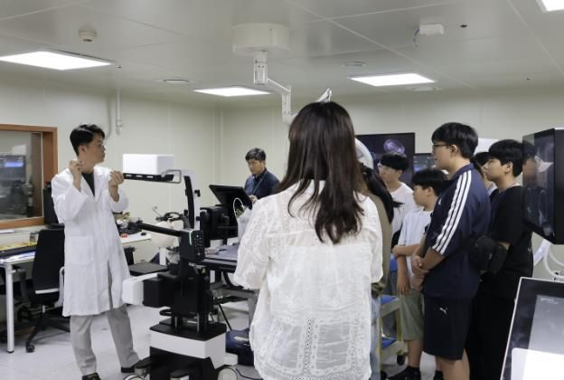 용인특례시와 고영테크놀러지가 함께하는 중학생 대상 기업 탐방 진로교육 진행 현장 모습