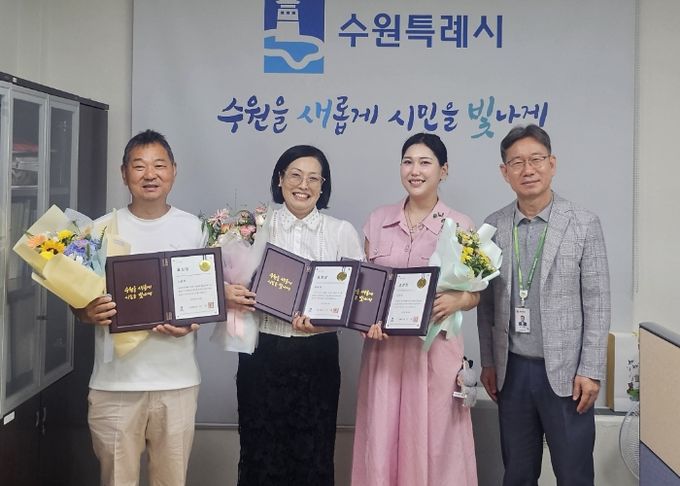 김인배 수원시 시민복지국장(오른쪽 끝)과 수상자들이 기념촬영을 하고 있다.