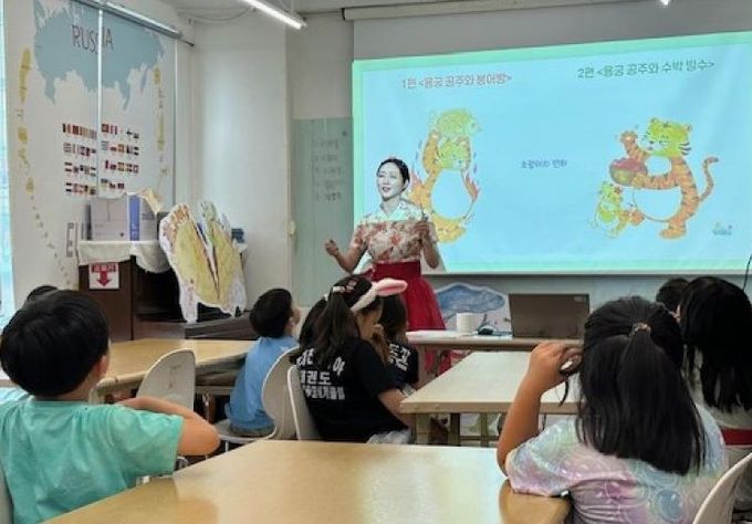 ‘도서관과 함께 책 읽기’ 프로그램 진행 모습