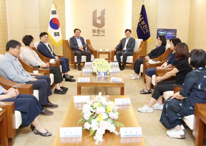 조용익 부천시장, 부천농협 이호준 조합장, 전 임직원이 담소를 나누고 있다.