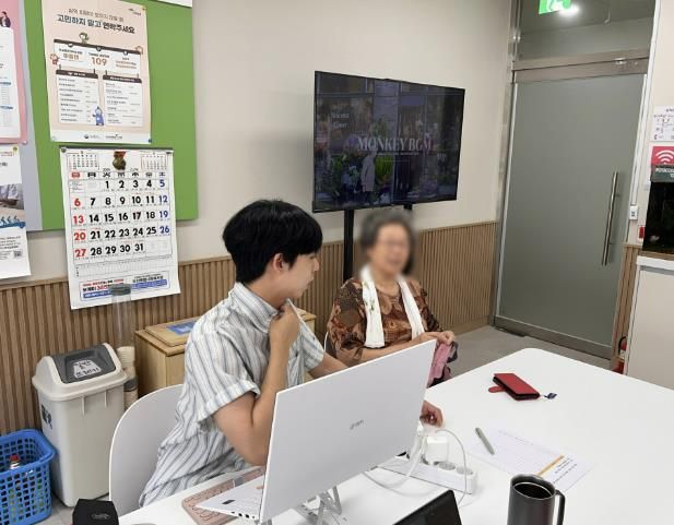 오산시 칠복센터, 어르신 대상 ‘민생회복 소비쿠폰’ 신청 지원…디지털 소외 해소 앞장