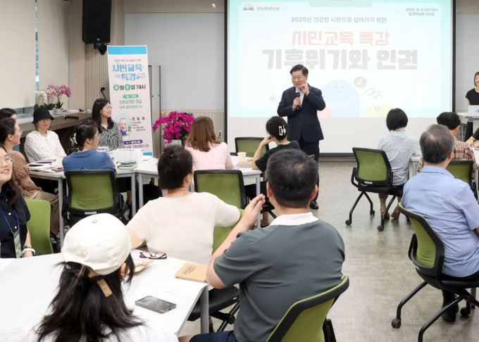박승원 광명시장이 지난 6일 평생학습원 청년어울림실에서 열린 시민특강 참석자들에게 인사말을 하고 있다.