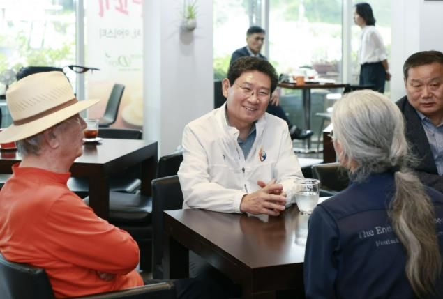 이상일 용인특례시장이 11일 한택식물원을 방문해 현장 관계자와 의견을 나누고 있다.