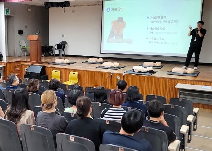 지난 12일 열린시민청 2층 강당에서 행복마을관리소 지킴이와 마을자치센터 관계자 등을 대상으로 심폐소생술 교육이 진행되고 있다.