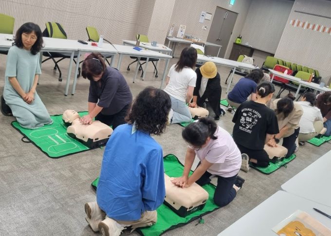 지난 12일 지역 환경교육 강사들을 대상으로 심폐소생술 교육이 진행되고 있다.