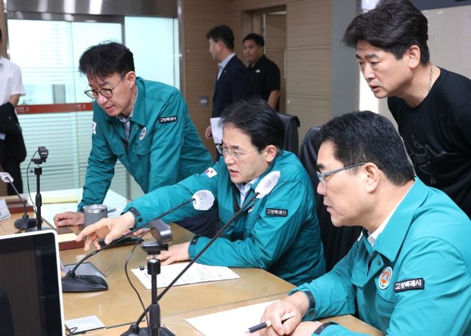 재난상황실에서 피해상황을 종합지휘 중인 이동환 고양특례시장