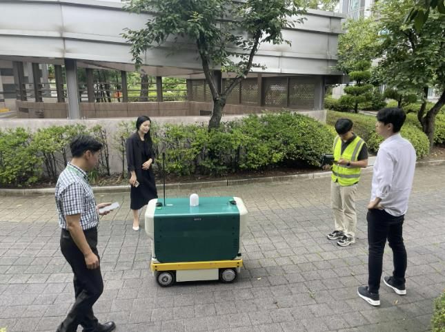 현장 점검에서 지능형 로봇 ‘로바’를 시연하고 있다