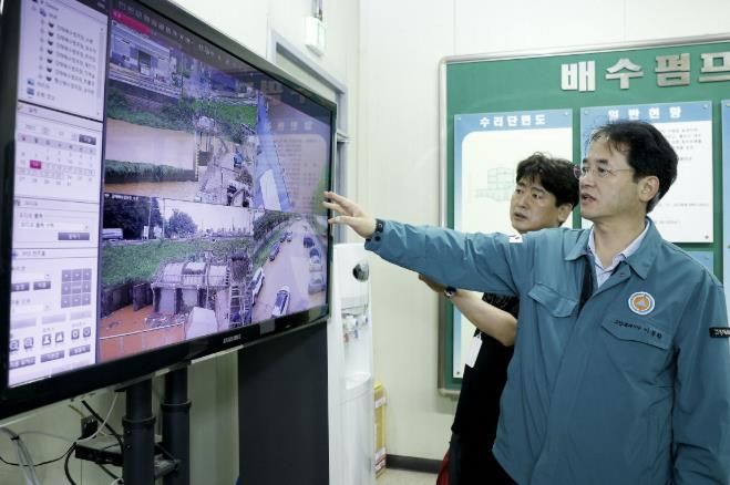 강매배수펌프장 현장점검 중인 이동환 고양특례시장