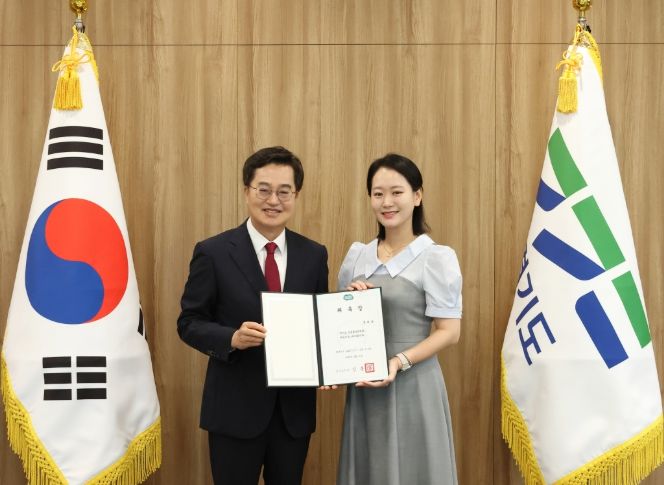 홍세나 배우, ‘경기도 언론홍보위원’위촉 ... “책임감 갖고 소통의 가교 역할 할 것”