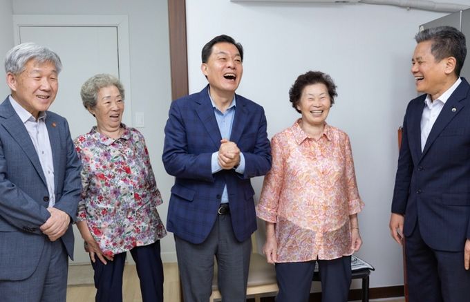 이재준 수원시장(가운데)이 집들이에 참석해 활짝 웃고 있다.