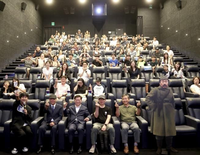 '제5회 광명시 평화주간'의 마지막 행사로 지난 15일 메가박스 광명AK플라자점에서 열린 영화 <독립군> 상영회 참석자들이 기념사진을 촬영하고 있다.
