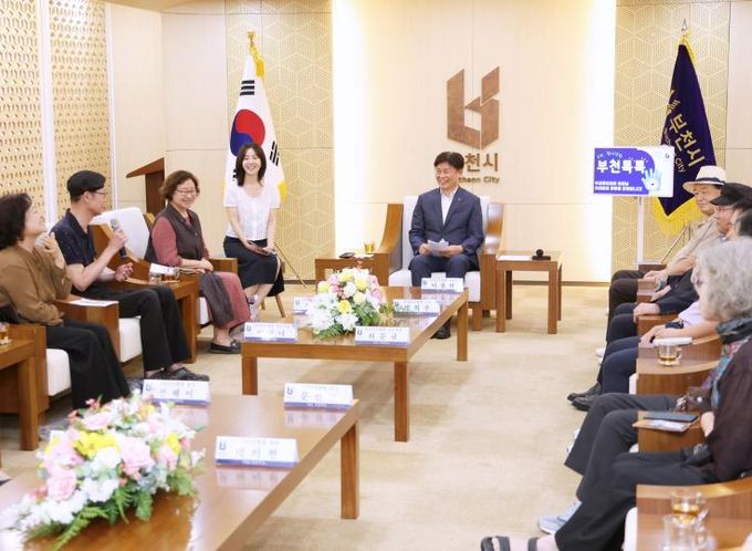 조용익 부천시장이 한 회원의 질문에 답변하고 있다.