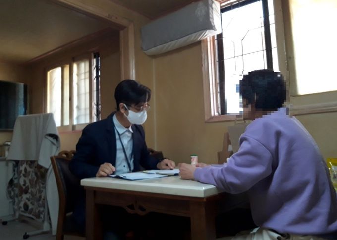 지난 7월 15일부터 광명시 주거복지센터와 동 행정복지센터가 저소득 주거취약계층 중 폭염취약가구에 방문해 폭염대응 실태조사를 진행하고 있다.