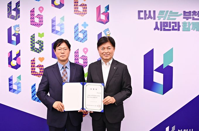 사진 왼쪽부터 이강인 신임 대표이사, 조용익 부천시장