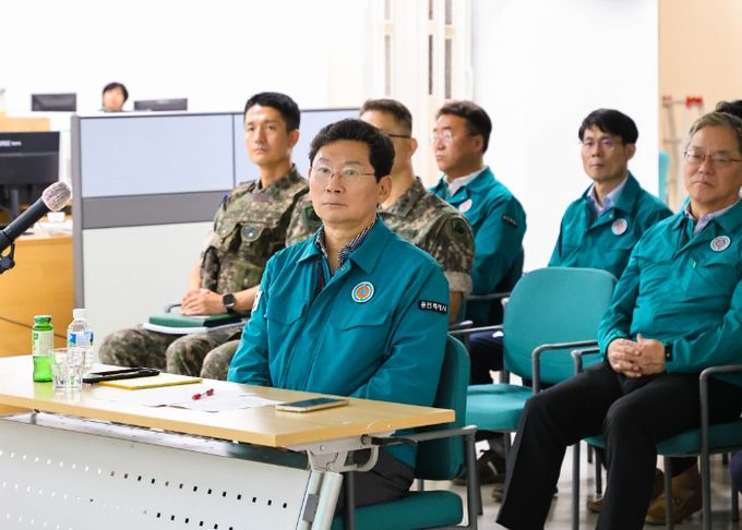 19일 을지연습장에서 이상일 시장이 보고를 받고 있다