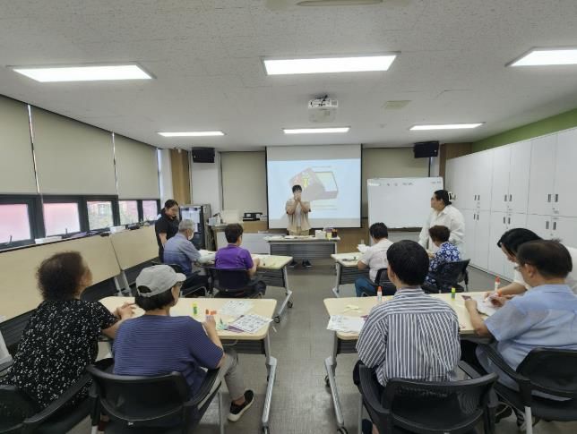 유한대학교 학생들이 공예프로그램을 진행하는모습