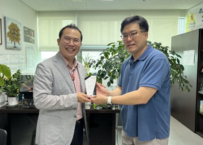 이오수 경기도의원, 힐스테이트광교중앙역퍼스트 입주민들로부터 감사패 수여
