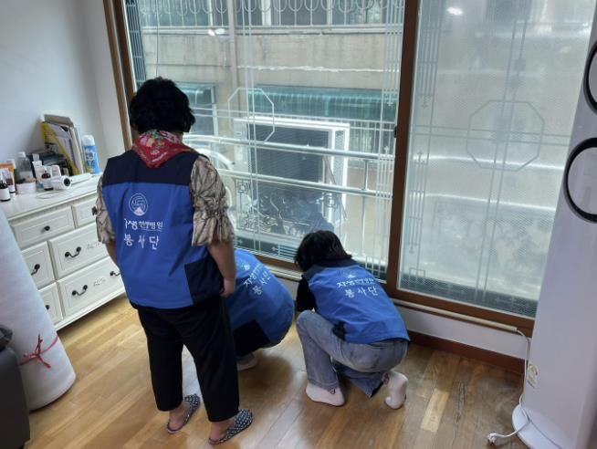 자생봉사단원들이 시공전 집안 정리 및 청소를 하는 모습