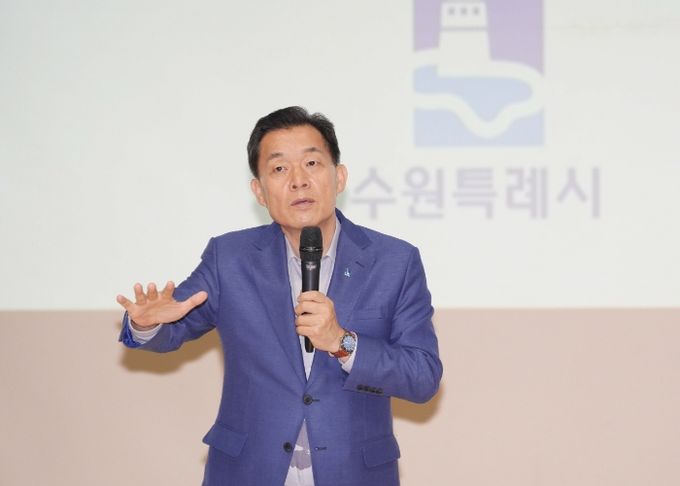 이재준 수원시장이 ‘2025년 공인중개사 집합 연수교육’에 앞서 인사말을 하고 있다.