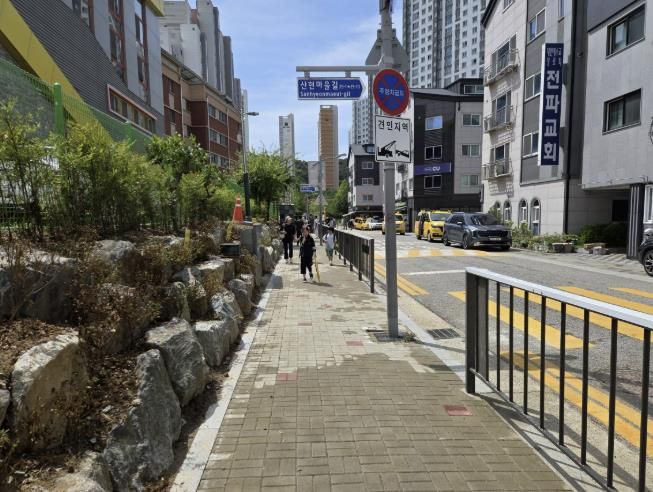'보행자 안전 쑥↑' 시흥시 산현초등학교 통학로 보도 확장 완료