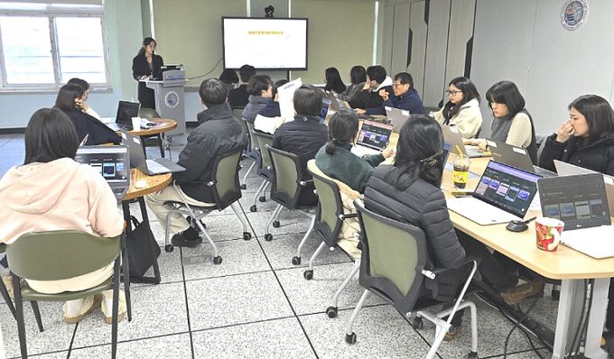웹툰 숏폼 제작 실무교육을 받는 일산국제컨벤션고등학교 학생들