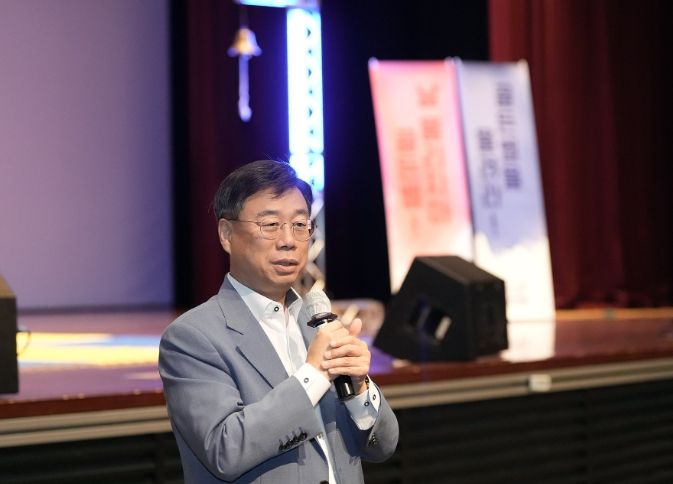 신상진 성남시장이 공직자 220명과 함께 ‘청렴 골든벨’ 참여해 인사말을 전하고 있다