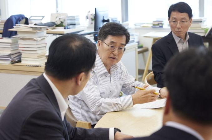 3일 오후 경기도청 집무실에서 김동연 경기도지사가 ‘근로감독권 실행 전략 점검회의’를 주재하고 있다.