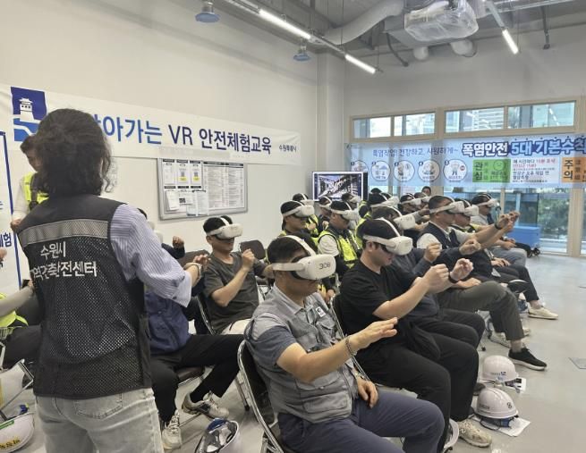 수원시가 3일 현대 테라타워 지식산업센터에서 건축공사장 관계자들으로 ‘찾아가는 VR 안전체험교육’을 하고 있다.