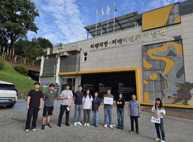 지평리전투기념관 앞 단체사진