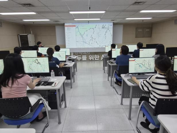 수원시가 경찰·소방 등 유관기관 관계자들을 대상으로 ‘공공 안내시설물 위치정보 활용 설명회’를 열고 있다.