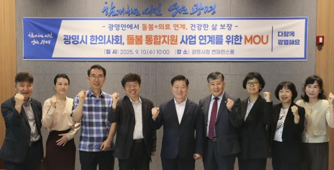 유정훈 대한교통학회장, 홍찬표 도시공간 대표, 김채만 경기연구원 선임연구위원, 이호 한국교통연구원 철도교통연구본부장, 정광복 자율주행기술개발혁신사업단장이 10일 오전 시청 대회의실에서 열린 '새 정부 국정과제 모빌리티 분야 정책자문 토론회'에서 의견을 나누고 있다.