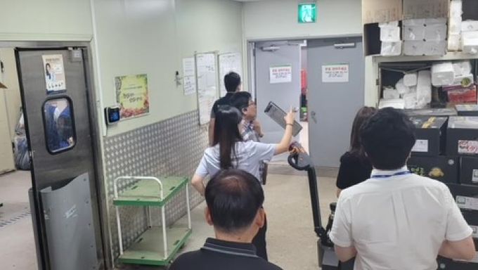 합동 점검단이 9일 수원축산농협에서 안전관리 실태를 점검하고 있다.